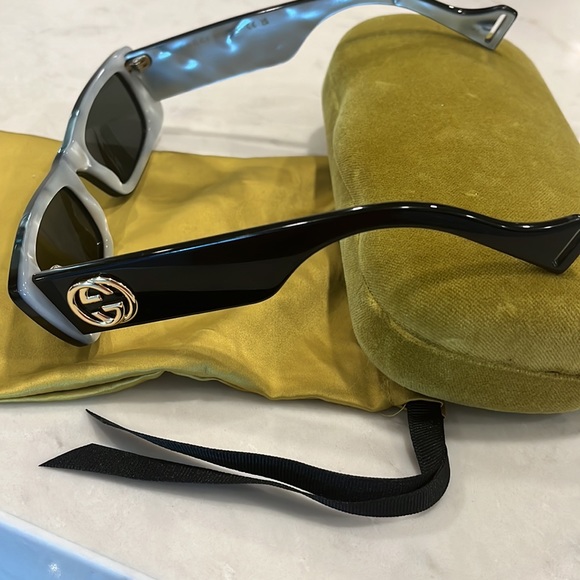 (SOLD) Gucci Slim Rectangular Sunglasses - Picture 4 of 8